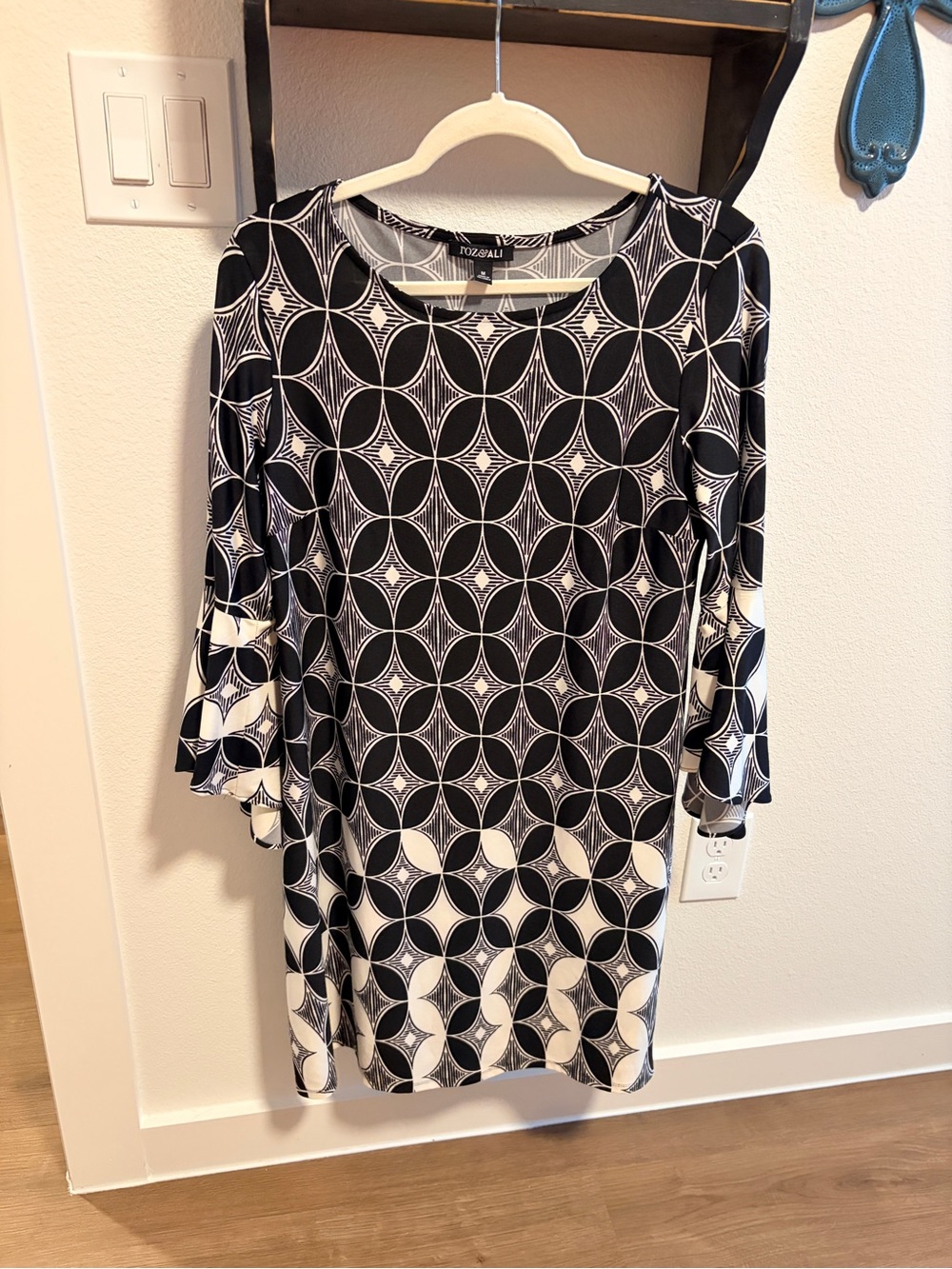 Roz & Ali Black and White Geometric Long Sleeve Shift Dress